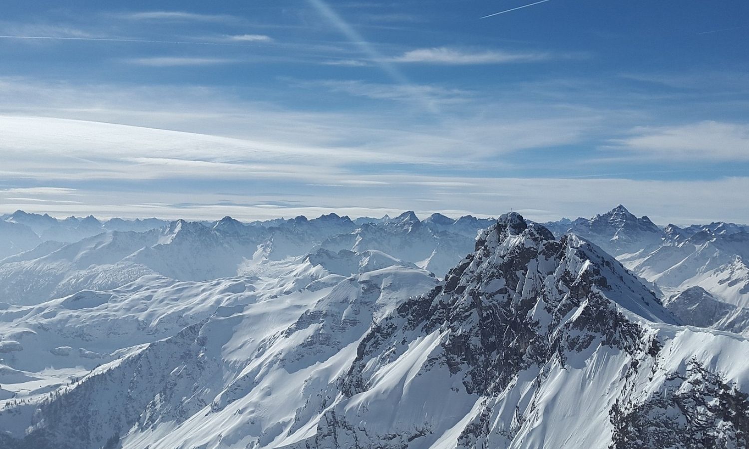 photo of a snowy mountain range 