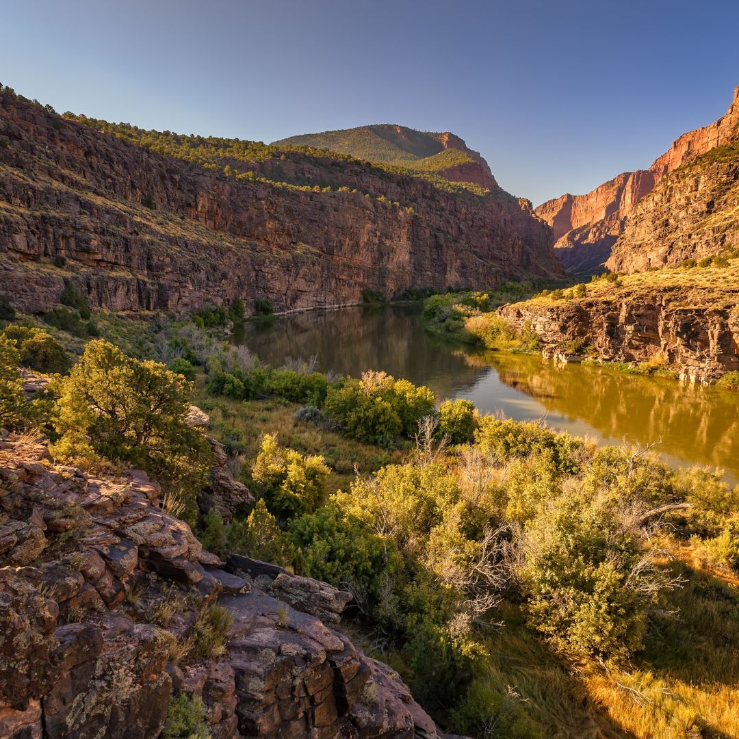 A river runs through a canyon. 